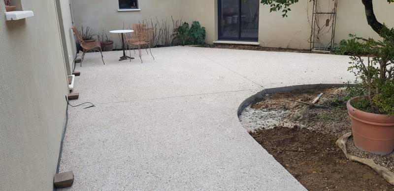 Réalisation d’une cour en béton désactivé autour d’une maison moderne par Daniel Moquet Aix-en-Provence à Eguilles