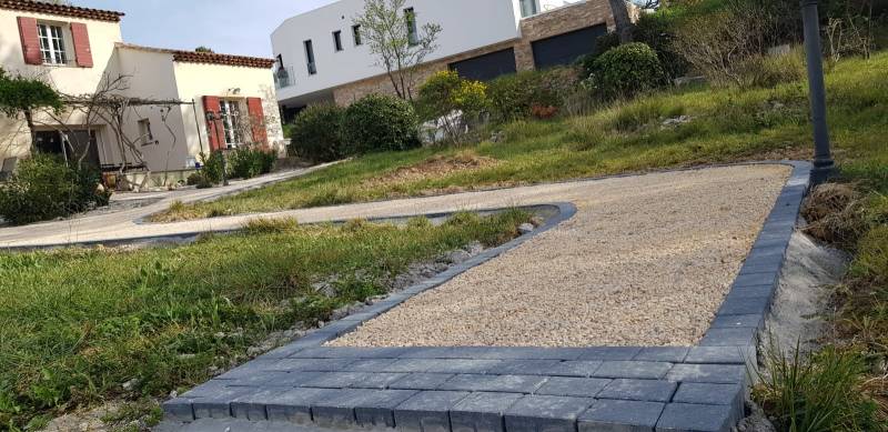 Aménagement extérieur d'une allée piétonne en gravier stabilisé avec bordure en pavé par Daniel Moquet Aix-en-Provence à Eguilles 