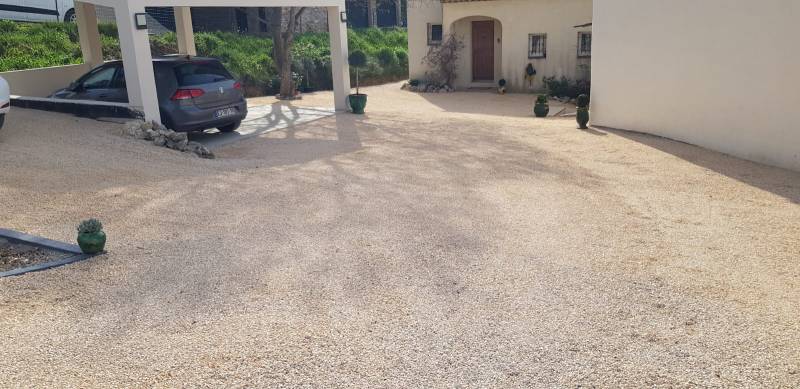 cour exterieur et Aire de stationnement en Alvéostar, gravier stabilisé, par Daniel Moquet aix en provence à Eguilles