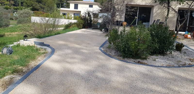 Photo d'une réalisation sur mesure et personnalisé d'une allée en gravier stabilisé beige avec bordure en pave LaCouture par Daniel Moquet Aix-en-Provence à Eguilles