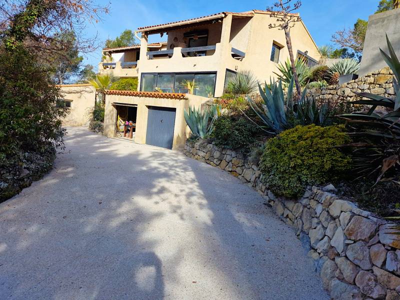 Photo réalisation d'une allée carrossable en béton désactivé en pente par Daniel Moquet Aix-en-Provence