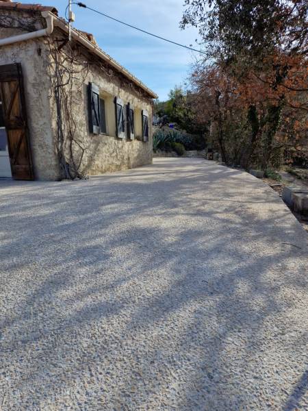 Réalisation d’une cour en béton désactivé à Eguilles par Daniel Moquet Aix-en-Provence .