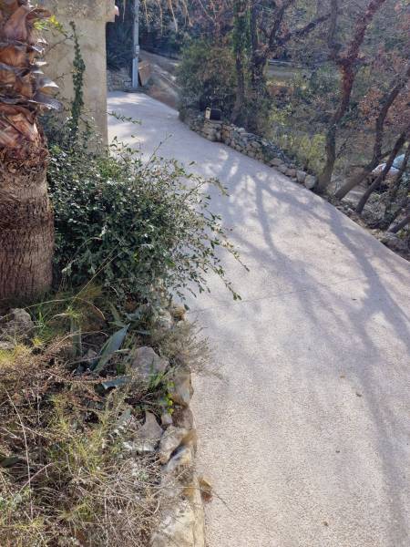 Réalisation d’une cour en béton désactivé à Eguilles par Daniel Moquet Aix-en-Provence .