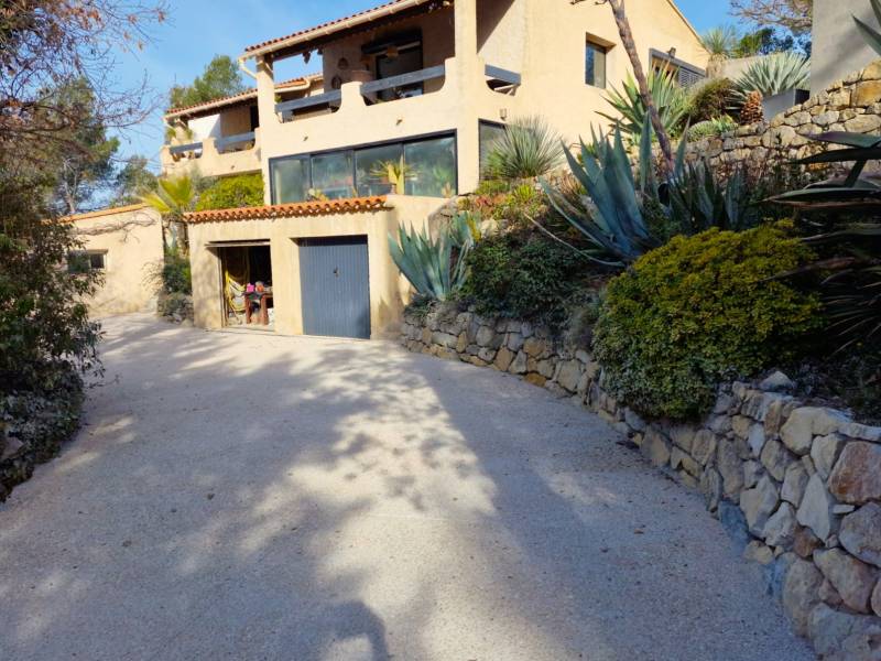 Réalisation d’une cour en béton désactivé à Eguilles par Daniel Moquet Aix-en-Provence .