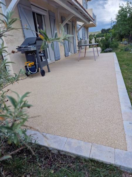 Photo de la réalisation d'une terrasse en moquette de pierre, resine naturel drainte, Mineralstar par Daniel Moquet Aix-en-Provence