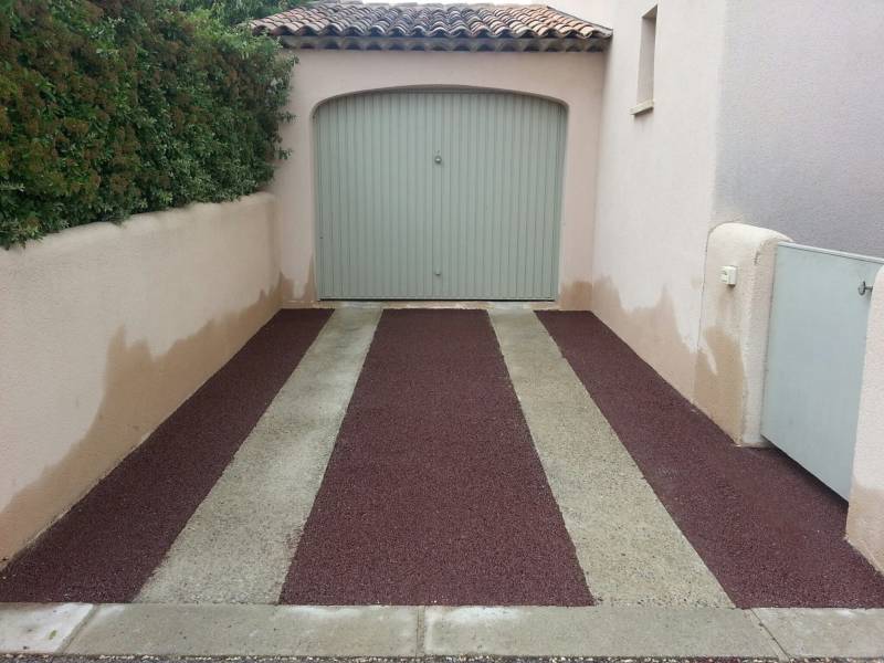 Aire de stationnement en enrobé rouge à chaud avec deux passages en pavé carrossable par Daniel Moquet Aix-en-Provence