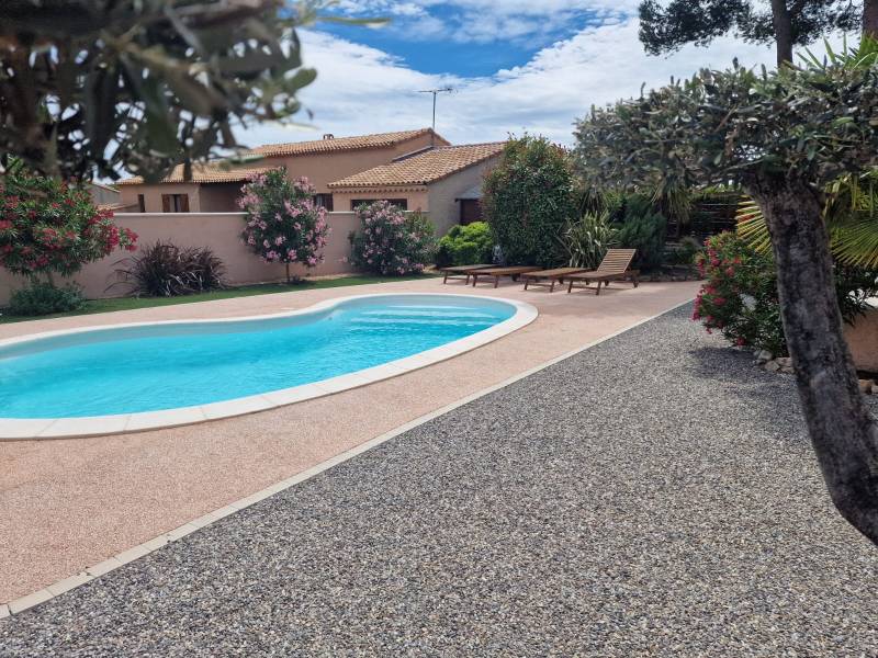 Réalisation d'un tour de piscine en résine naturel et drainante ou moquette de pierre beige par Daniel Moquet Aix-en-Provence à Eguilles