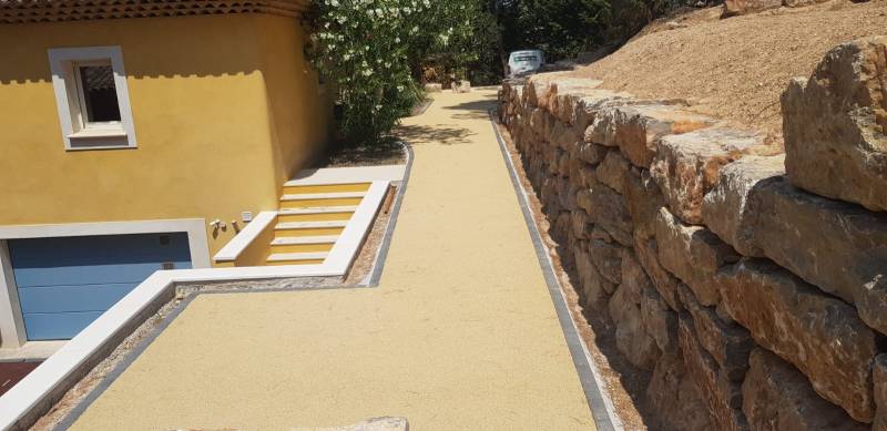 Aménagement d'une allée piétonne avec une voie d'accés inferieur grâce à un esaclier le tout en résine naturel signé Daniel Moquet le Mineralstar à venelles