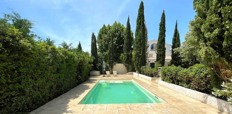 Aménagement extérieur d'un tour de piscine et terrasse en dalles grès cérame par Daniel Moquet Aix-en-Provence à Venelles