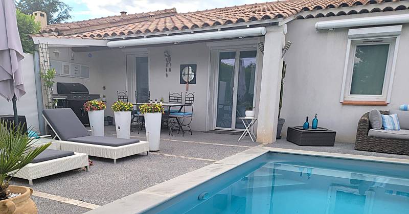 Photo d'une réalisation d'un tour de piscine en resine naturel drainante ou moquette de pierre, Revêtement tour de piscine en résine naturelle Mineralstar® gris à Aix-en-Provence : une solution esthétique, antidérapante et drainante Revêtement tour de pis