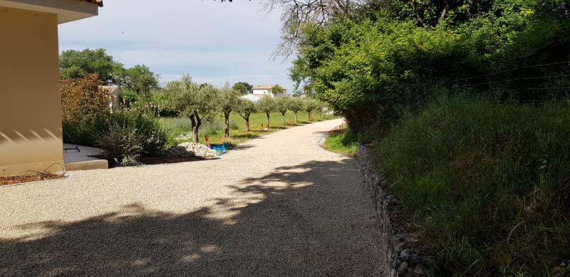 Photo réalisation de l'aménagement exterieur d'un allée carrossable en gravier stabilisé alvéostar par Daniel Moquet Aix-en-Provence à Venelles