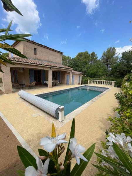 Réalisez un tour de piscine en résine naturelle beige avec escalier et terrasse en grès cérame par Daniel Moquet Aix-en-Provence