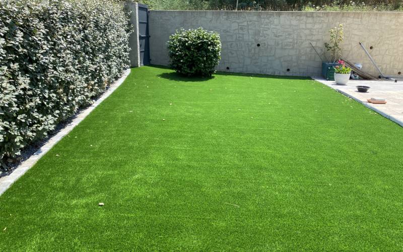 Allées piétonnes effet naturel grâce au gazon synthétique et à l’Alvéostar® à Aix-en-Provence