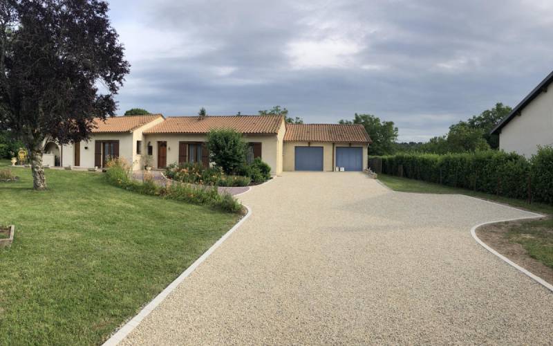 Image de l'aménagement d'une entrée de jardin avec Allée carrossable et allée piétonne en Gravistar® avec bordure en pavé LaCouture® par Daniel Moquet Aix-en-Provence