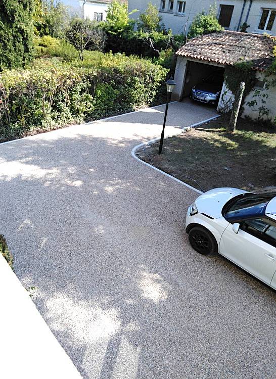 Aménagement exterieur d'une allée et aire de stationnement en gravier stabilisé Alvéostar® avec bordure en pavé LaCouture® par Daniel Moquet Aix-en-Provence