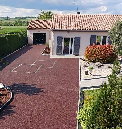 Une cour carrossable durable et esthétique avec Stardraine®, le bitume drainant signé Daniel Moquet