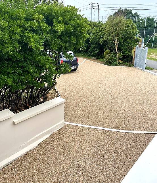 Cour carrossable beige en Alvéostar® pour un style provençal authentique à Aix-en-Provence