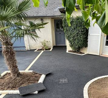 Une cour perméable et moderne avec l'enrobé à chaud et caniveau à Aix-en-Provence