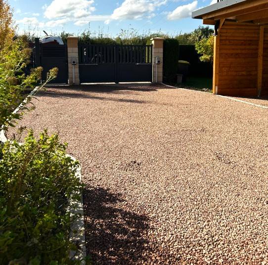 Cour carrossable beige en Alvéostar® pour un style provençal authentique à Aix-en-Provence