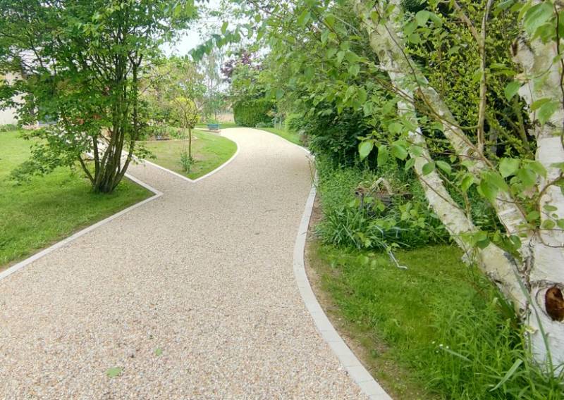 Optez pour une allée piétonne écologique et durable avec Alvéostar®, le gravier stabilisé drainant à Aix-en-Provence