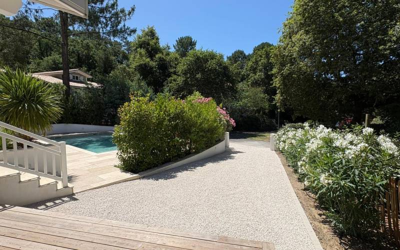 Allées carrossables résistantes et esthétiques en gravier stabilisé Alvéostar® à Aix-en-Provence