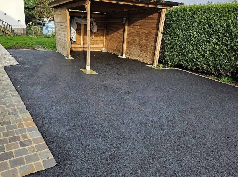 Une cour perméable et moderne avec l'enrobé à chaud et caniveau à Aix-en-Provence