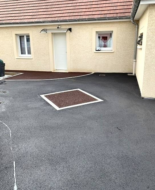 Une cour carrossable moderne et perméable avec Stardraine®, le bitume drainant innovant à Aix-en-Provence