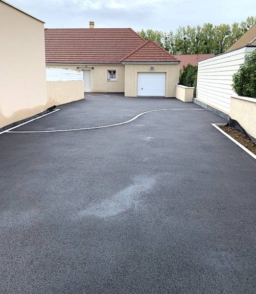 Une cour carrossable moderne et perméable avec Stardraine®, le bitume drainant innovant à Aix-en-Provence