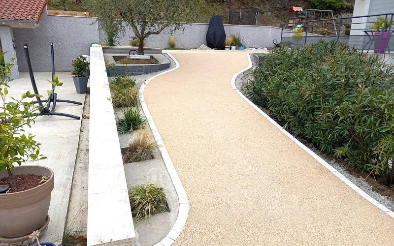 Aménagement d'une allée piétonne en Mineralstar®, résine naturelle et drainante avec bordure en pavé LaCouture par Daniel Moquet Aix-en-Provence