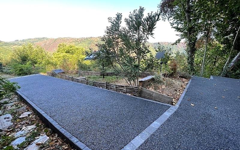 Image d'une allée en resine naturel drainante noir, Mineralstar® avec bordure en Pavé LaCouture® Daniel Moquet Aix-en-Provence 