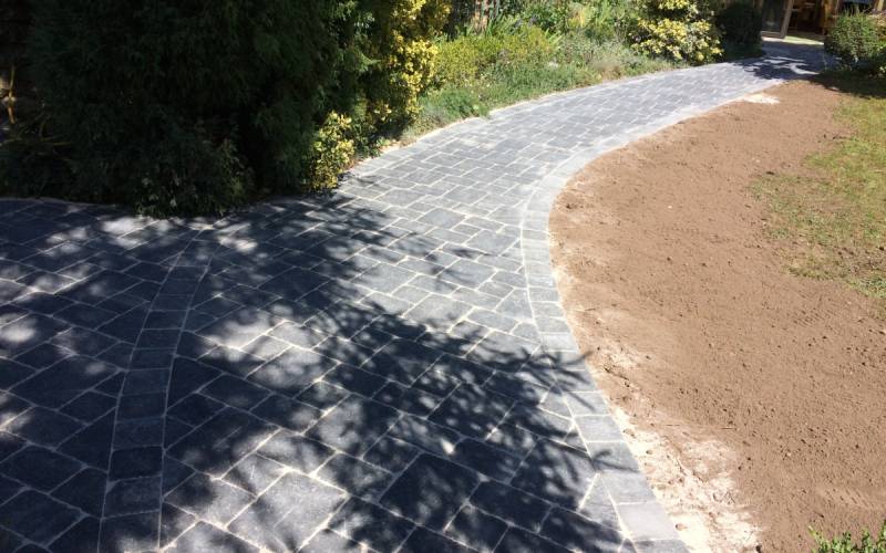 Découvrez les pavé LaCouture® résistant et indémodable parfait pour vos allées piétonnes à Aix-en-Provence