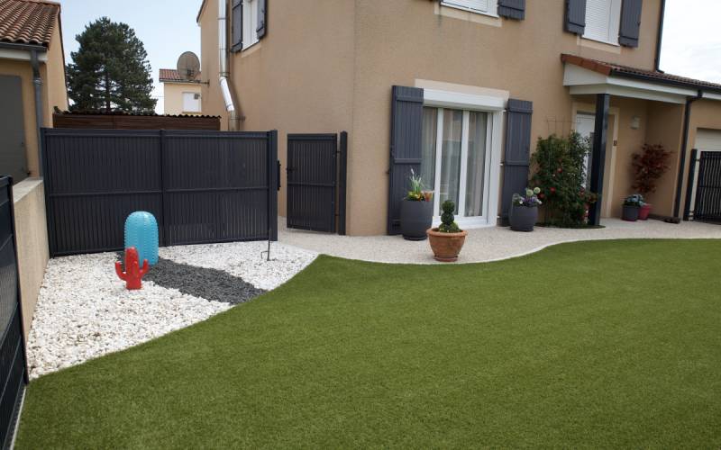 Allées piétonnes effet naturel grâce au gazon synthétique et à l’Alvéostar® à Aix-en-Provence