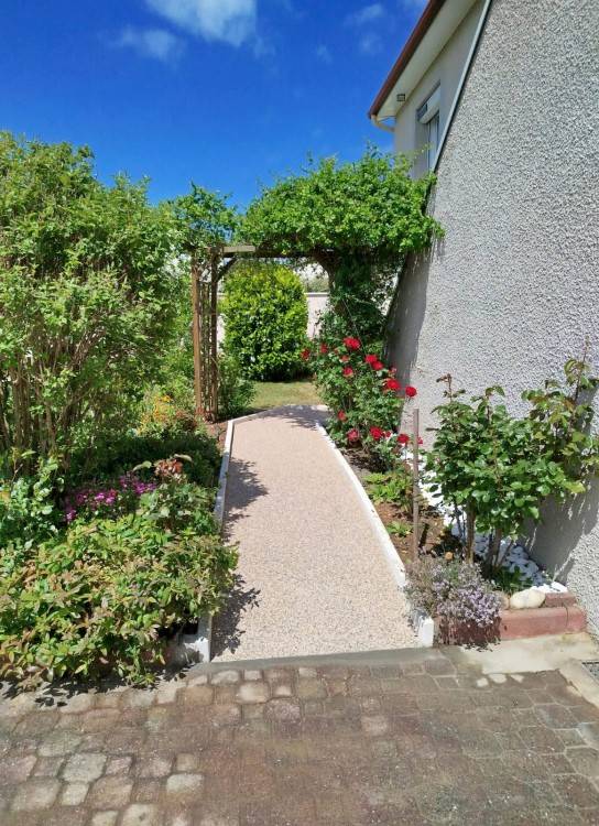 Réalisation d'une allée verdoyante sur mesure réalisé en Mineralstar, Moquette de pierre, résine naturel drainante avec pavé LaCouture pour des finitions parfaite laissant place a un accès au jardin par Daniel Moquet Aix-en-Provence