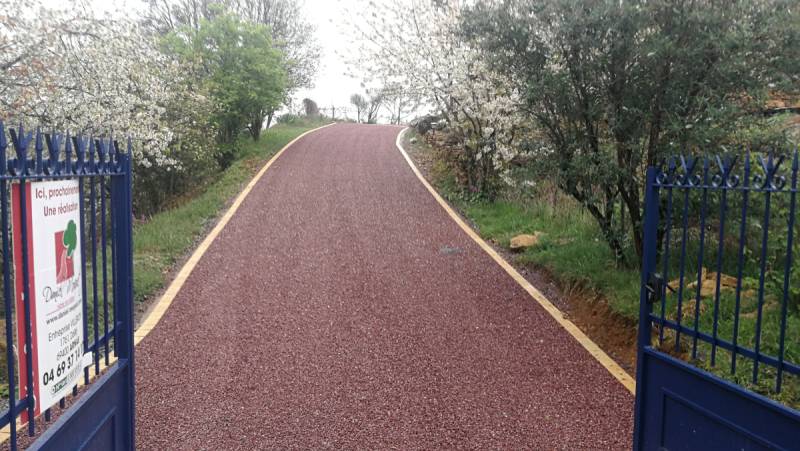 Une allée carrossable robuste et naturelle avec Gravistar®, le gravier goudronné esthétique à Aix-en-Provence