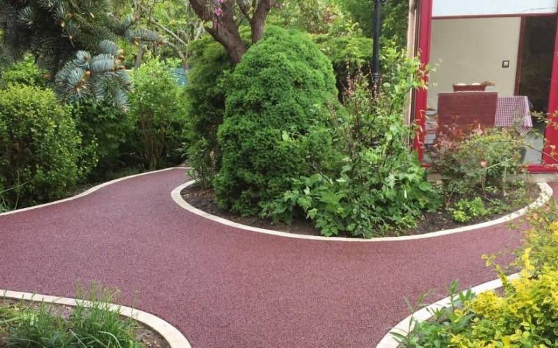 Une cour carrossable durable et esthétique avec Stardraine®, le bitume drainant signé Daniel Moquet