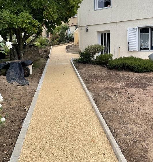 Allée piétonne naturelle en Mineralstar® , moquette de pierre drainante et élégante à Aix-en-Provence