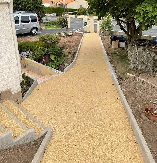 Allée piétonne naturelle en Mineralstar® , moquette de pierre drainante et élégante à Aix-en-Provence
