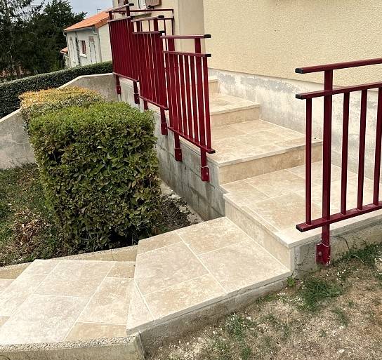 Une allée piétonne en grès cérame, élégance et robustesse pour vos extérieurs à Aix-en-Provence