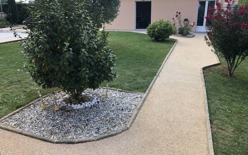 Photo d'allée en resine naturel drainant sur mesure pour jardin, parfait pour une allée pietonne respectueuse de votre exterieur par Daniel Moquet Aix-en-Provence