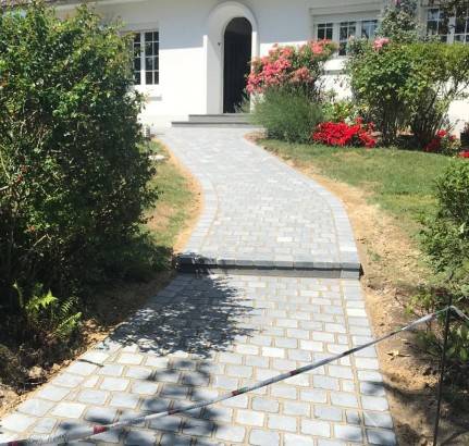 Sublimez vos extérieurs avec une allée piétonne en pavés, durable et élégante à Aix-en-Provence