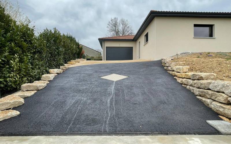 Une cour perméable et moderne avec l'enrobé à chaud et caniveau à Aix-en-Provence