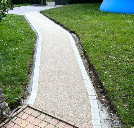 Allées piétonnes avec Mineralstar® résine naturelle drainante et pavés LaCouture® à Aix-en-Provence