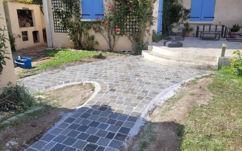 Sublimez vos extérieurs avec une allée piétonne en pavés, durable et élégante à Aix-en-Provence