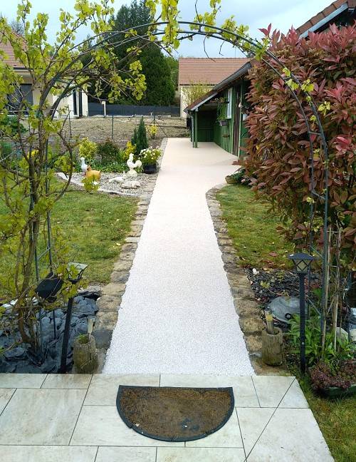 Allées piétonnes avec Mineralstar® résine naturelle drainante et pavés LaCouture® à Aix-en-Provence