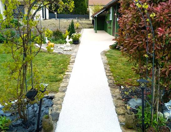 Allée piétonne naturelle en Mineralstar® , moquette de pierre drainante et élégante à Aix-en-Provence