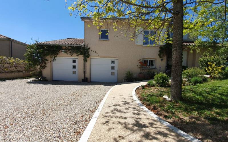 Allée piétonne naturelle en Mineralstar® , moquette de pierre drainante et élégante à Aix-en-Provence