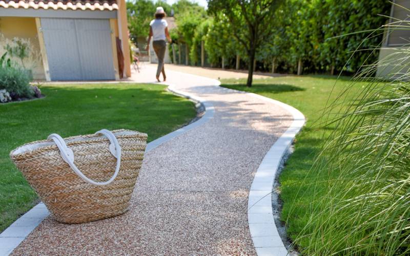 réalisation de l'aménagement d'un jardin vert avec un allée piétonne en resine drainant, moquette de pierre, Hydrostar avec des bordure en pavé pour un aménagement exterieur confortable et respectueux de l'environnement par Daniel Moquet Aix-en-Provence