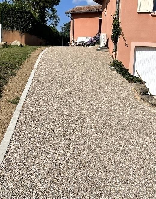 Sécuriser une entrée de maison avec une allée carrossable en Alvéostar®  drainant à Aix-en-Provence