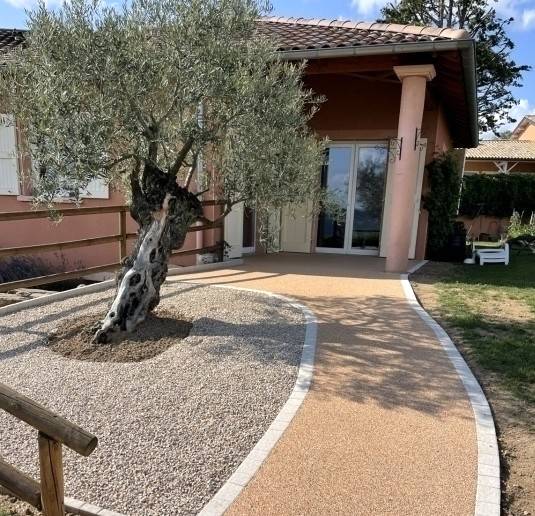 Allées piétonnes avec Mineralstar® résine naturelle drainante et pavés LaCouture® à Aix-en-Provence