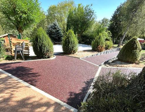 Une cour carrossable durable et esthétique avec Stardraine®, le bitume drainant signé Daniel Moquet
